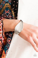 Load image into Gallery viewer, April 2020 Sunset Sightings Fashion Fix Set - Paparazzi Accessories