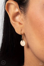 Load image into Gallery viewer, Slimmer Glimmer Gold Choker - Paparazzi Accessories
